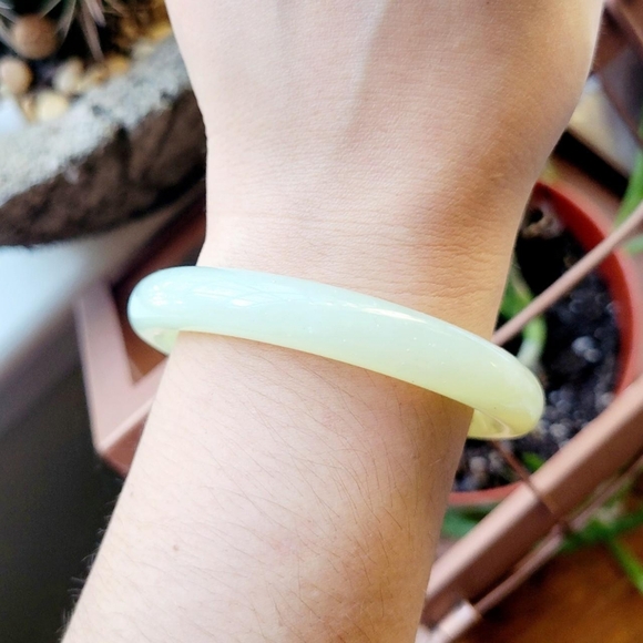 Vintage Solid Jade Bangle Bracelet - Picture 1 of 8
